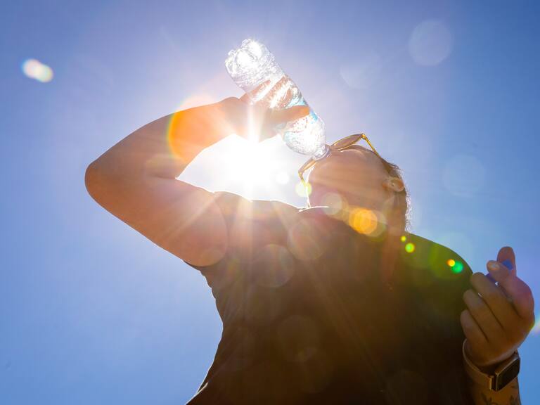 05 de Febrero de 2021 / PUERTO MONTTUna mujer sin mascarilla se refresca tomando agua en la costanera de la ciudad en un día de verano con inusitadas temperaturas para el sur del país durante cuarentena total vigente por Covid-19
FOTO: FELIPE CONSTANZO / AGENCIA UNO