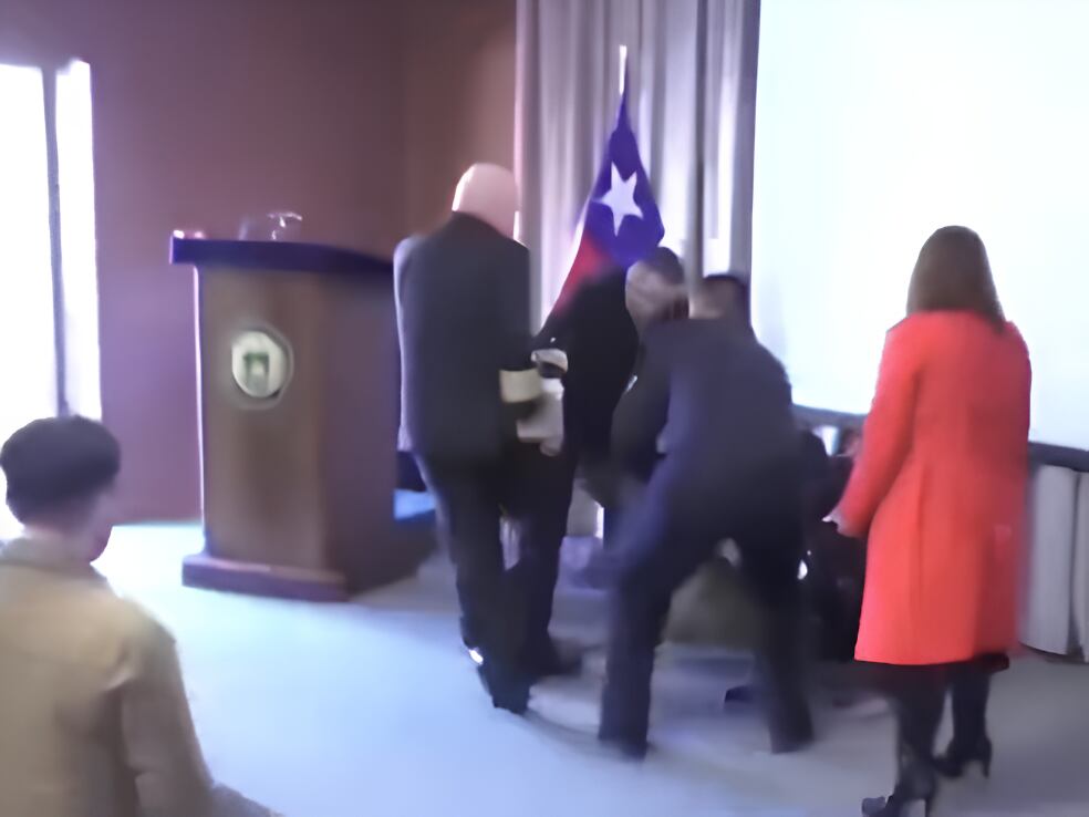 Perro antidrogas se lanza contra bolsillo de vicealmirante