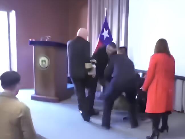 Perro antidrogas se lanza contra bolsillo de vicealmirante