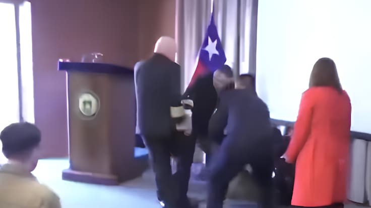 No lo quería soltar: perro antidrogas se lanza contra bolsillo de vicealmirante en plena ceremonia de la Armada de Chile