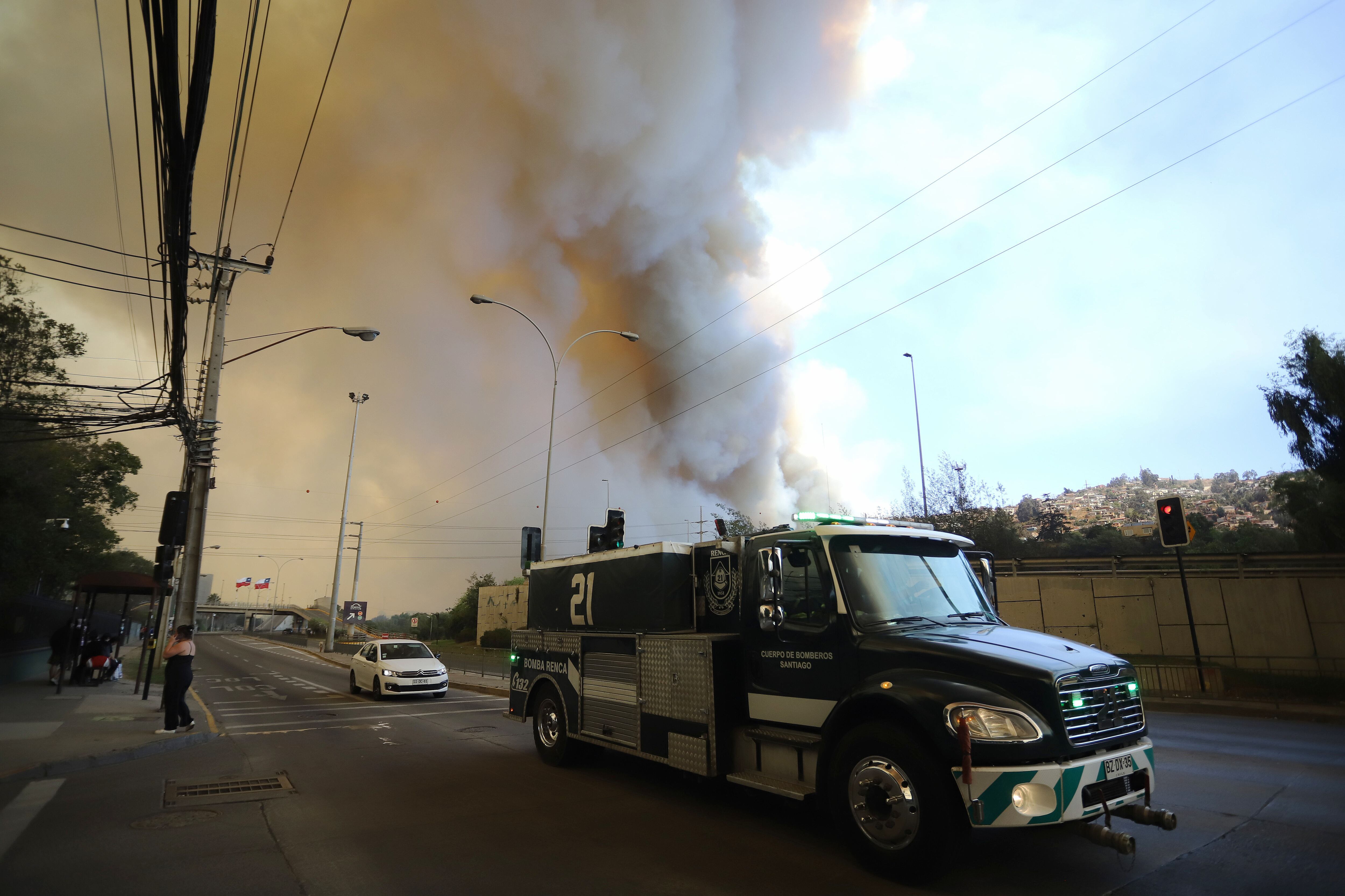 03 DE FEBRERO DE 2024/VIA DEL MAR
Cientos de personas evacuaron a adultos mayores, sus animales y pertenecias, luego de que el fuego amenazara el sector de Miraflores Bajo
FOTO: MANUEL LEMA OLGUIN/AGENCIAUNO