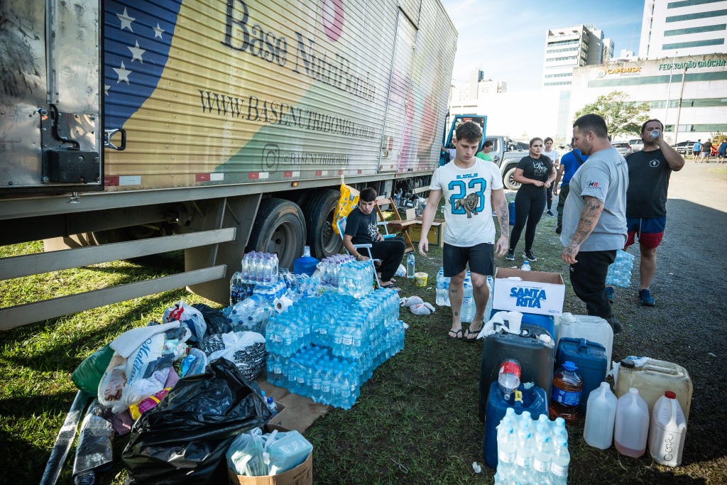 Se donan y entregan botellones de agua en Brasil tras la grave crisis ambiental que deja un temporal en el estado Río Grande do Sul.