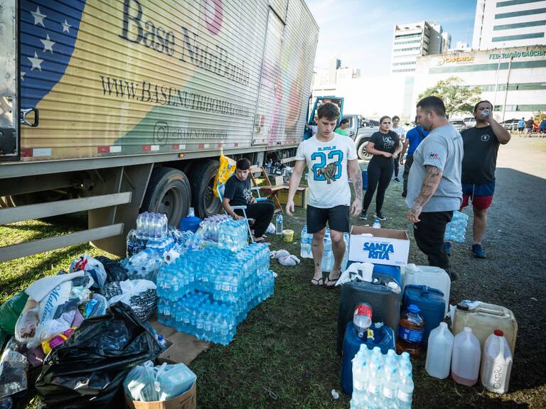 Se donan y entregan botellones de agua en Brasil tras la grave crisis ambiental que deja un temporal en el estado Río Grande do Sul.