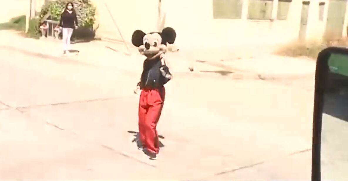 Mickey Mouse bailarín de Los Vilos sacó carcajadas en redes sociales | Captura Twitter