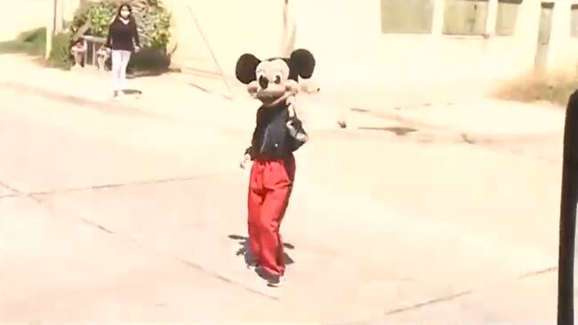 Mickey Mouse bailarín de Los Vilos sacó carcajadas en redes sociales | Captura Twitter