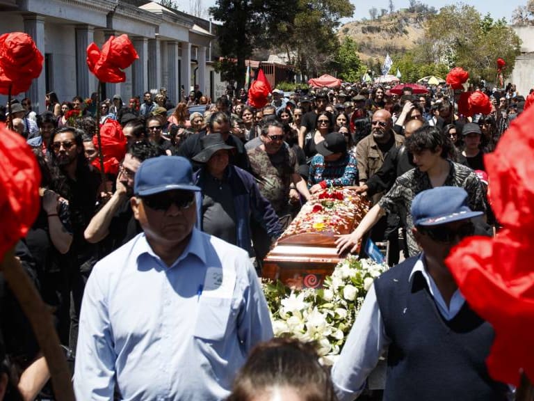 Inti-Illimani entonó «La partida» en el Cementerio General: centenar de personas participan en el funeral de Joan Jara