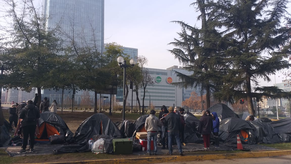 Bolivianos acampando en las afueras de su consulado