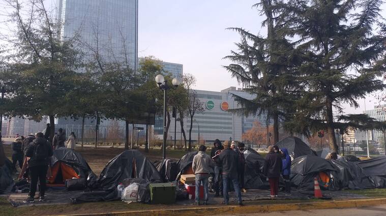 Bolivianos acampando en las afueras de su consulado