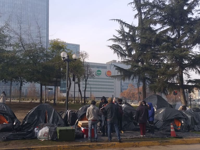 Bolivianos acampando en las afueras de su consulado
