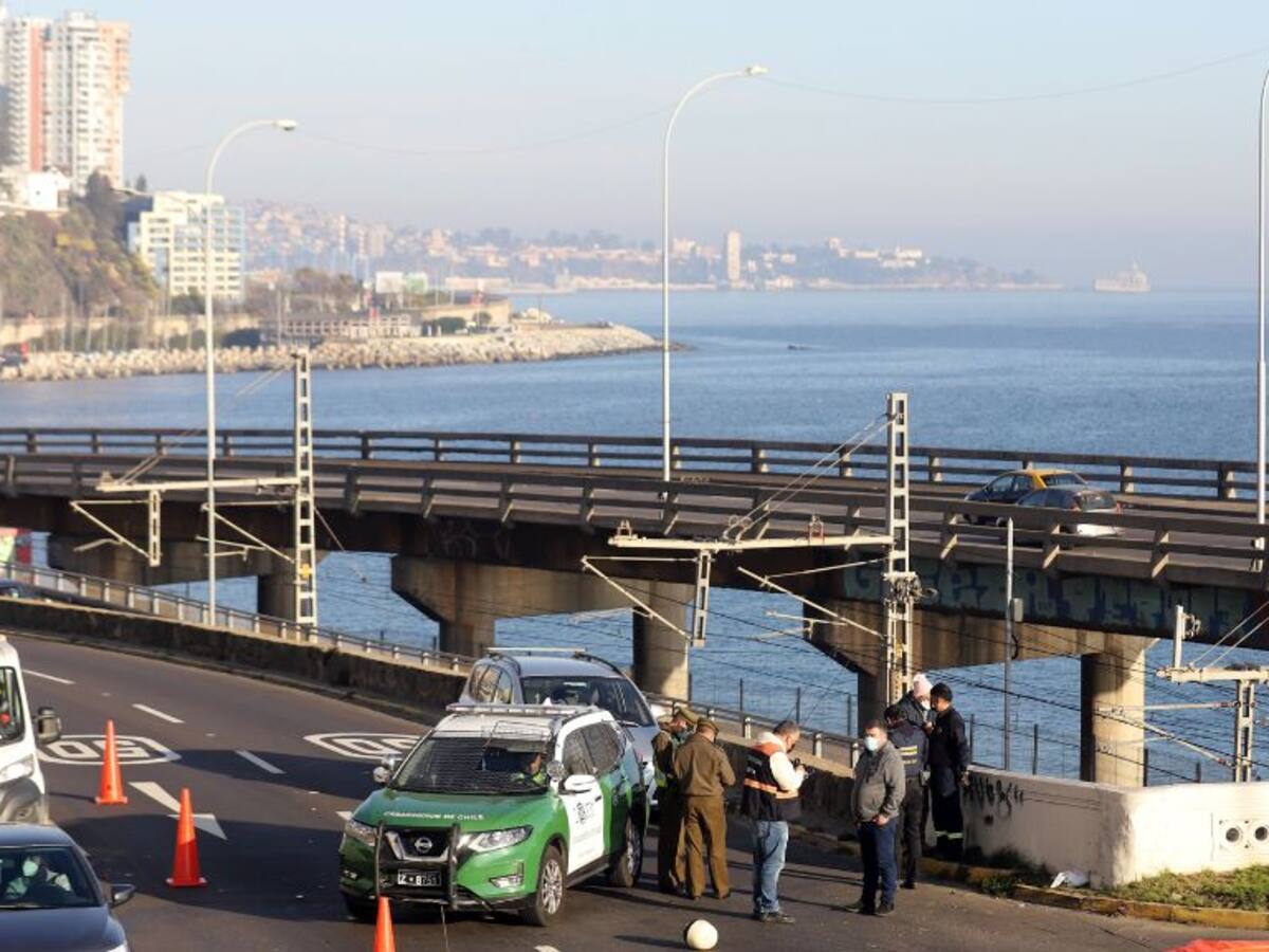 Conductor de motocicleta fallece en accidente de tránsito en Viña del Mar: su acompañante resultó herida