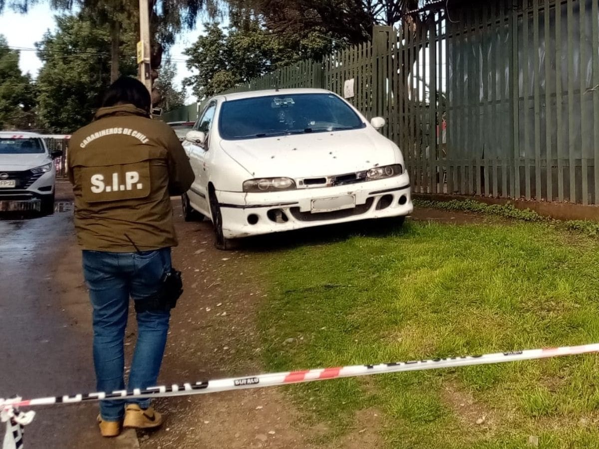 Terror en Cerro Navia: encuentran auto con al menos siete impactos de bala y vainas en sus alrededores