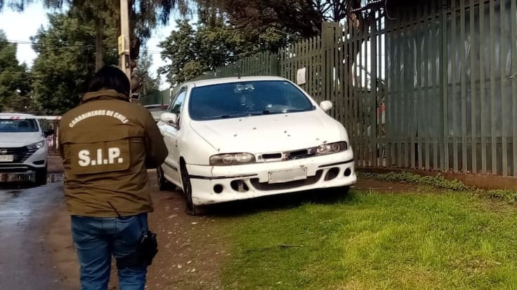 Terror en Cerro Navia: encuentran auto con al menos siete impactos de bala y vainas en sus alrededores