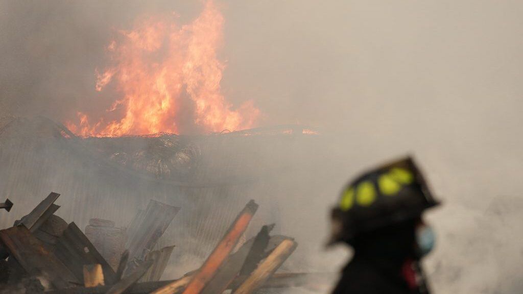 11 de enero de 2022/SANTIAGO Un incendio destruyó una barraca y locales comerciales en Cerro Navia, diversos cuerpos de bomberos acudieron al lugar debido a la falta de presión de los grifos del sector debido a una rotura de matriz en el sector lo que ha dificultado el combate de las llamas
FOTO: FRANCISCO CASTILLO /AGENCIAUNO