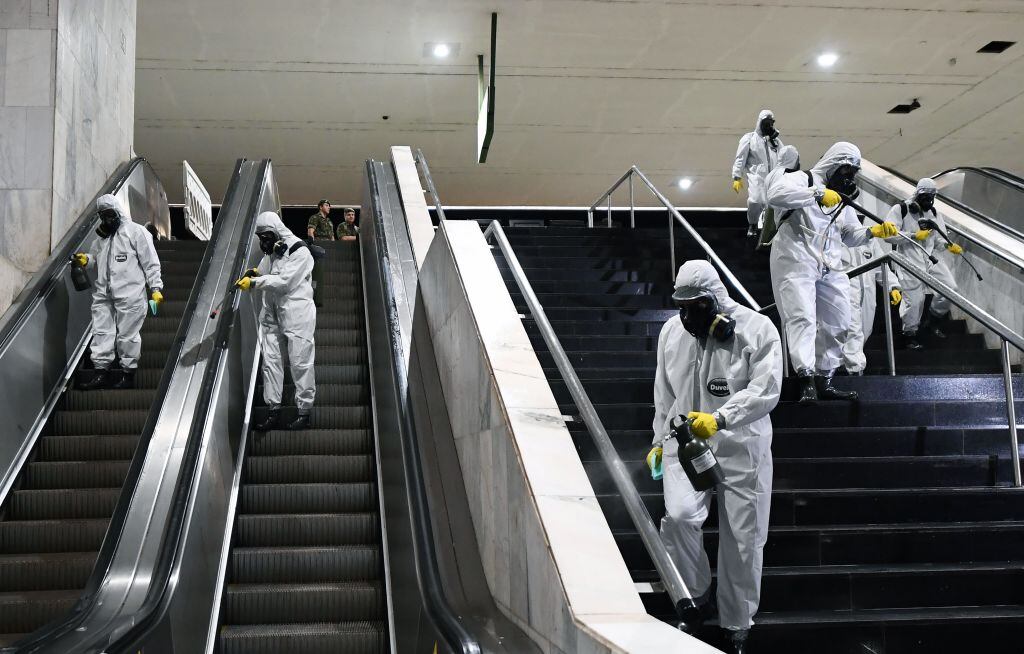 Un grupo de efectivos militares higienizan el metro de la ciudad de Brasilia