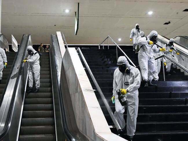Un grupo de efectivos militares higienizan el metro de la ciudad de Brasilia