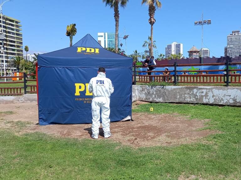 Investigan brutal homicidio en Iquique: hombre fue hallado decapitado y con 78 puñaladas en Playa Cavancha