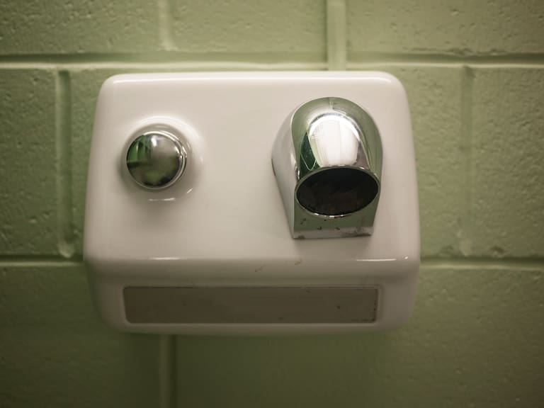 ¿Realmente usar secadores de manos las ensucia más? Esta es la verdad detrás del mito