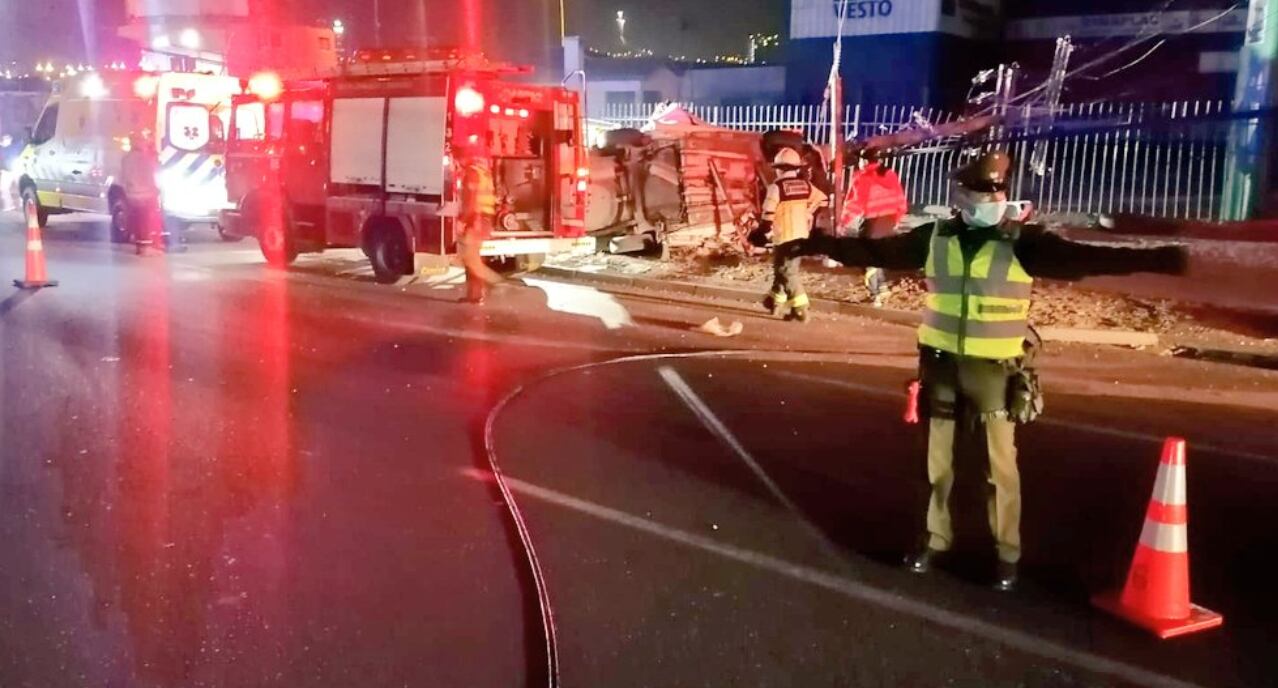 Dos muertos dejó choque un auto contra un poste de luz | Carabineros de la región de Coquimbo | Twitter