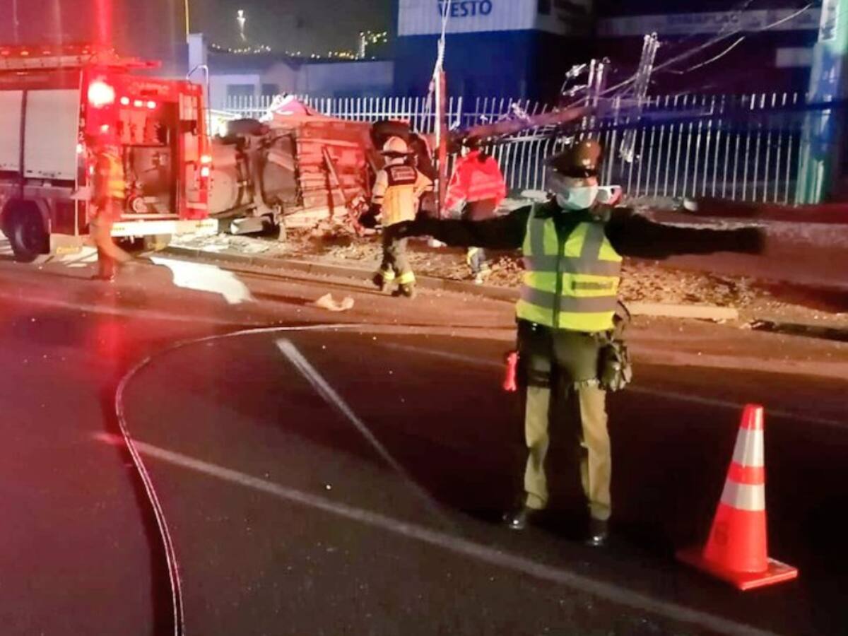 Dos muertos dejó choque de un auto contra un poste de luz en Coquimbo
