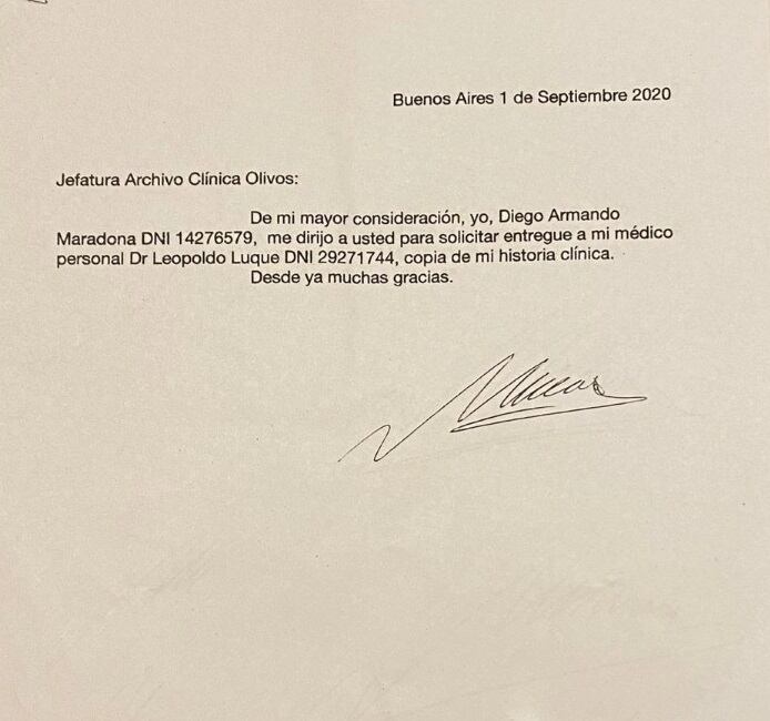 Documento con la supuesta firma de Maradona