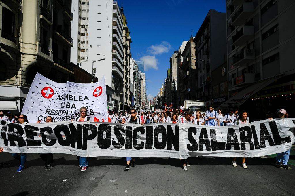 Médicos protestan por un reajuste salarial en Buenos Aires de Argentina