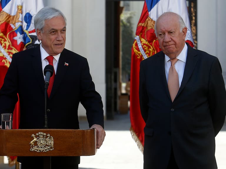 08 de Octubre del 2019/SANTIAGO
El presidente de la Republica, Sebastin Piera, habla tras la reunin que sostuvo con los ex presidentes Ricardo Lagos y Eduardo Frei.
FOTO:CRISTOBAL ESCOBAR/AGENCIAUNO