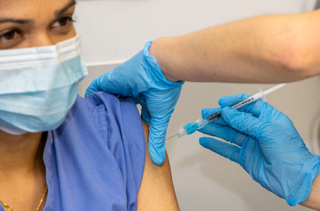 Trabajadora de la salud recibe la vacuna Pfizer-BioNTech en Irlanda