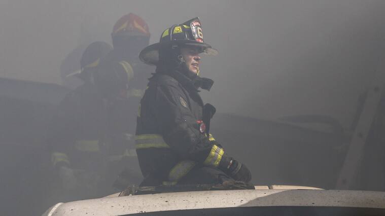 24 de mayo del 2020/SANTIAGOUn bombero arrodillado en el techo de un bus, cansado por combatir el incendio que afecta a varias viviendas de un cite, en la calle Ruiz Tagle, de la comuna de Estación Central, cercano al Hogar de Cristo.
FOTO: SEBASTIAN BELTRAN GAETE/AGENCIAUNO