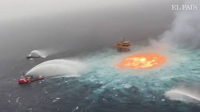 Fuego sobre el Atlántico por fuga de gas en ducto de Pemex en el Golfo de México