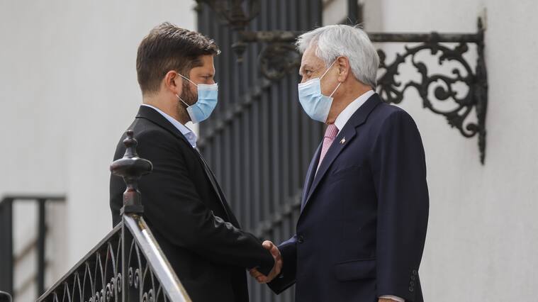 20 de diciembre del 2021/SANTIAGOEl presidente electo Gabriel Boric se despide de Sebastián Piñera, Presidente de la República, en la Moneda
FOTO: SEBASTIAN BELTRAN GAETE/AGENCIAUNO