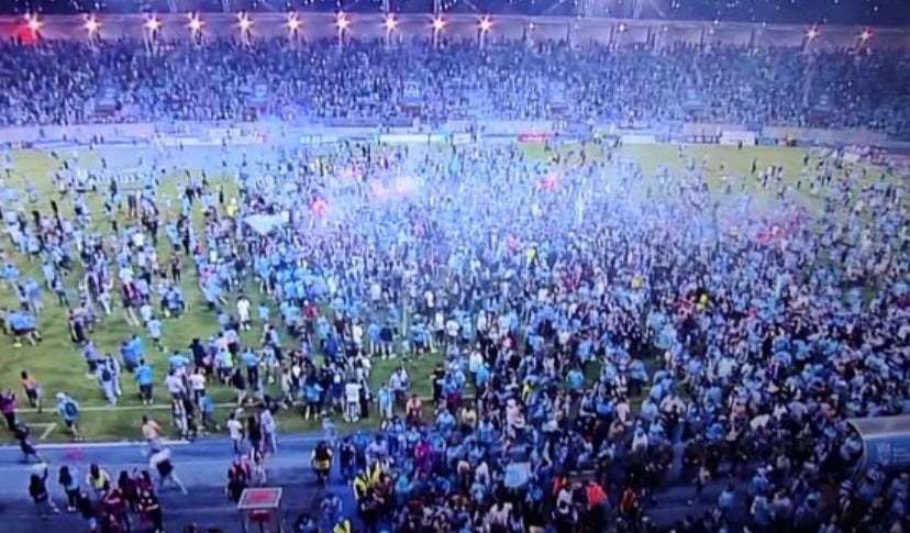 Hinchas de Iquique invaden la cancha para festejar el ascenso. Captura TNT Sports