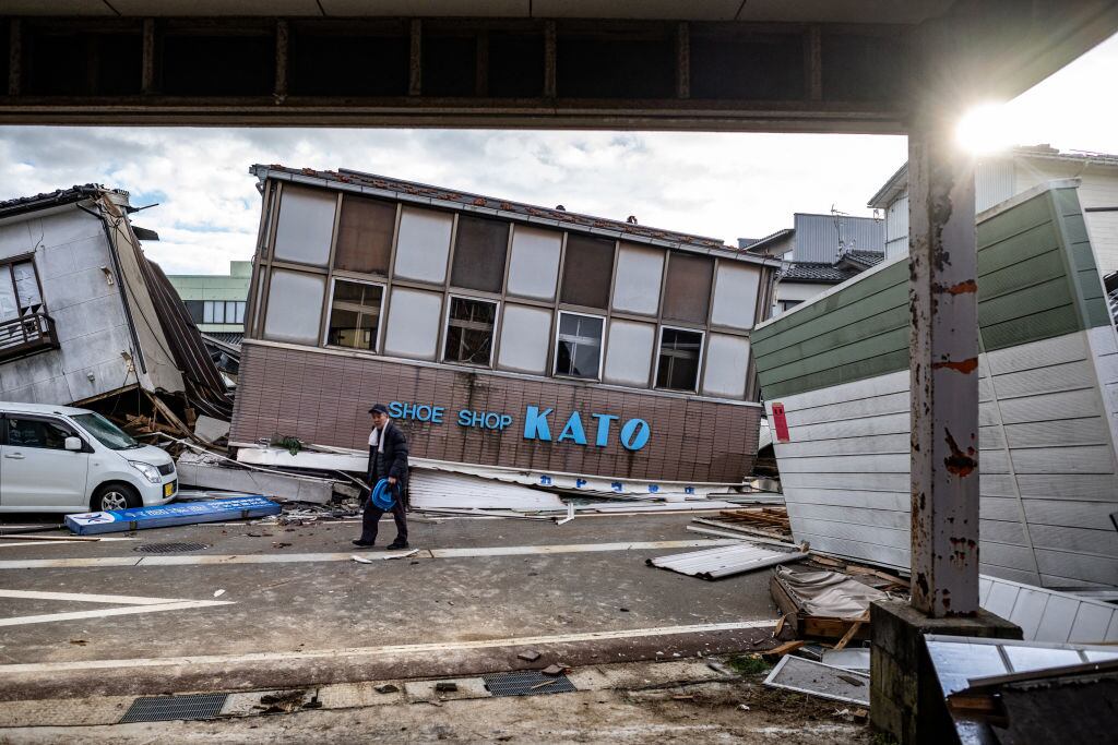 Un hombre camina ante una tienda destruida en la ciudad de Anamizu, una de las consecuencias que deja el terremoto que golpeó a Japón.