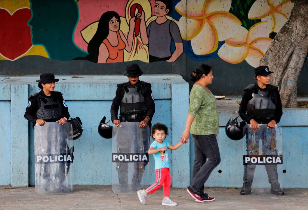 Policías antidisturbios vigilan las calles de la ciudad de Managua