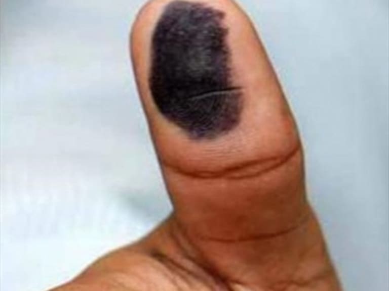 India: Joven se cortó el dedo índice como castigo por votar erróneamente por partido político