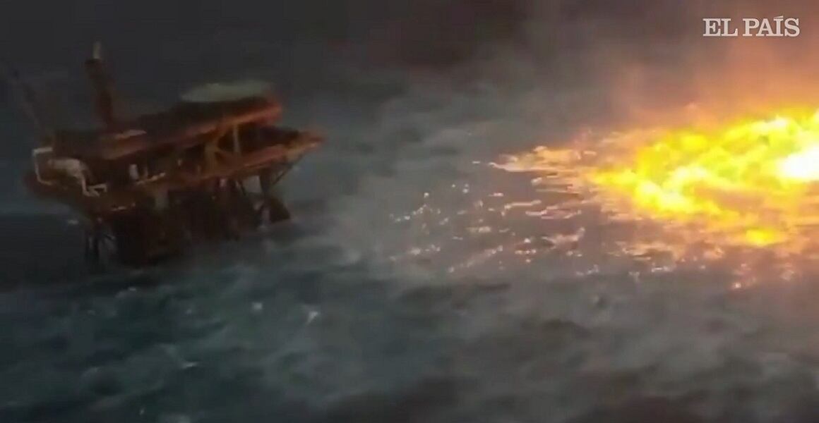 Fuego por fuga de gas en ducto de Pemex cerca de la plataforma satélite KU-C