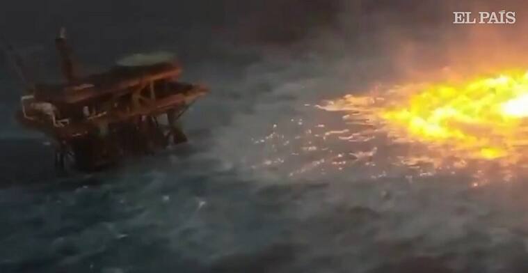 Fuego por fuga de gas en ducto de Pemex cerca de la plataforma satélite KU-C