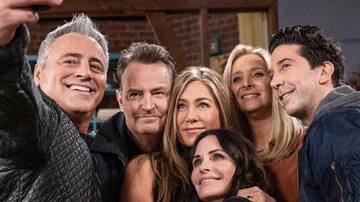 Protagonista de “Friends” preocupa a compañeros por aislamiento tras la muerte de Matthew Perry: “Su comportamiento solitario es desconcertante”