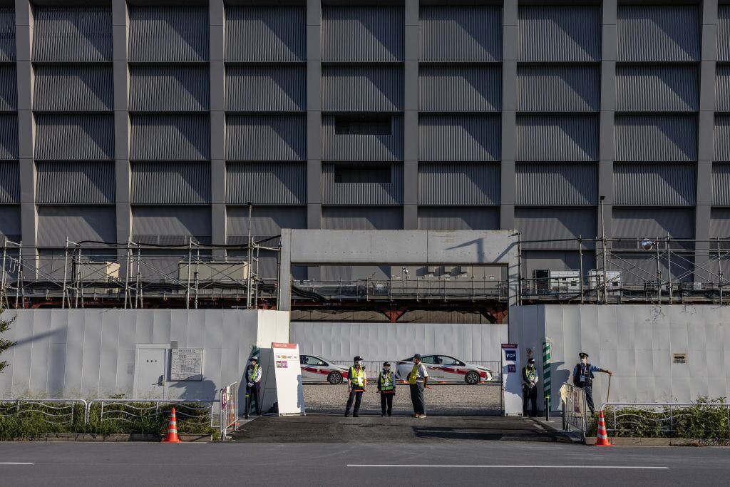 Policías custodian el acceso al Centro Acuático Olímpico de Tokio