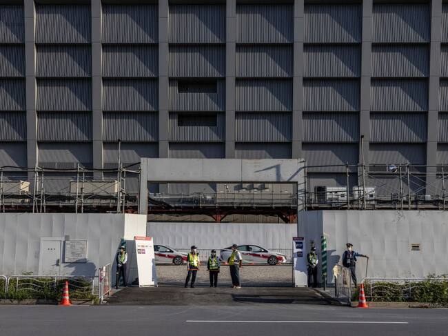 Policías custodian el acceso al Centro Acuático Olímpico de Tokio