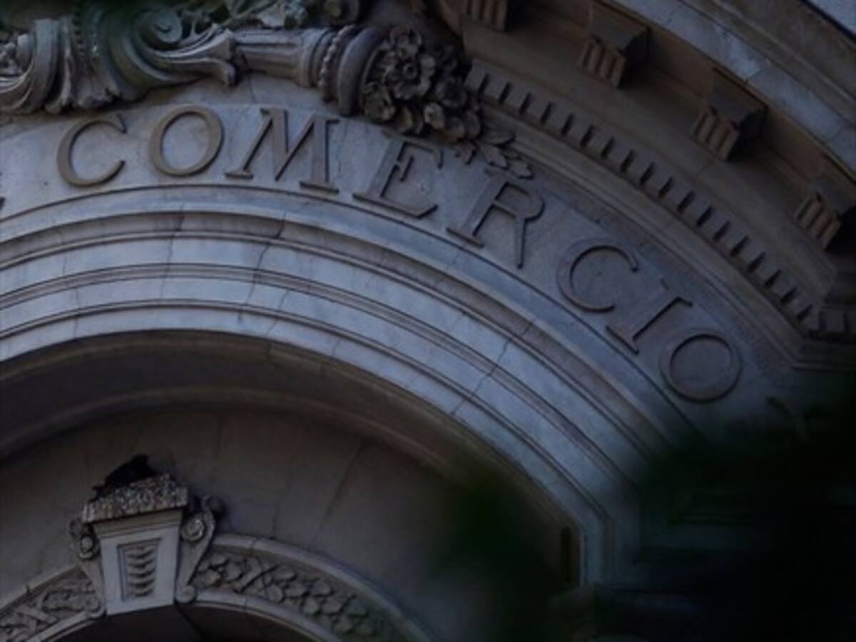 Bolsa se desploma y dólar sube tras cancelaciones de cumbres APEC y COP25