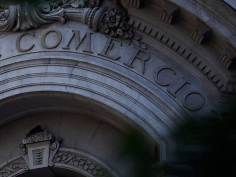 Bolsa se desploma y dólar sube tras cancelaciones de cumbres APEC y COP25