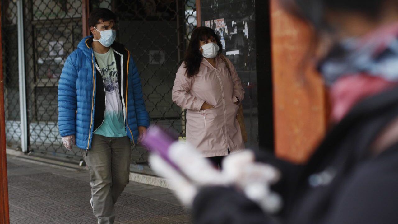 27 DE MARZO 2020 /COYHAIQUEDos personas con mascarilla caminan por las calles de la  capital de la región de Aysén, durante la cuarentena colectiva que se vive a nivel país.
FOTO: JONAZ GOMEZ SANCHEZ /AGENCIAUNO