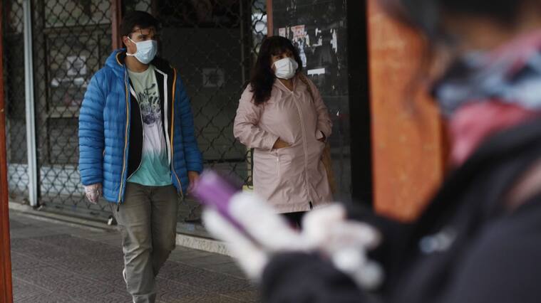 27 DE MARZO 2020 /COYHAIQUEDos personas con mascarilla caminan por las calles de la capital de la región de Aysén, durante la cuarentena colectiva que se vive a nivel país.
FOTO: JONAZ GOMEZ SANCHEZ /AGENCIAUNO