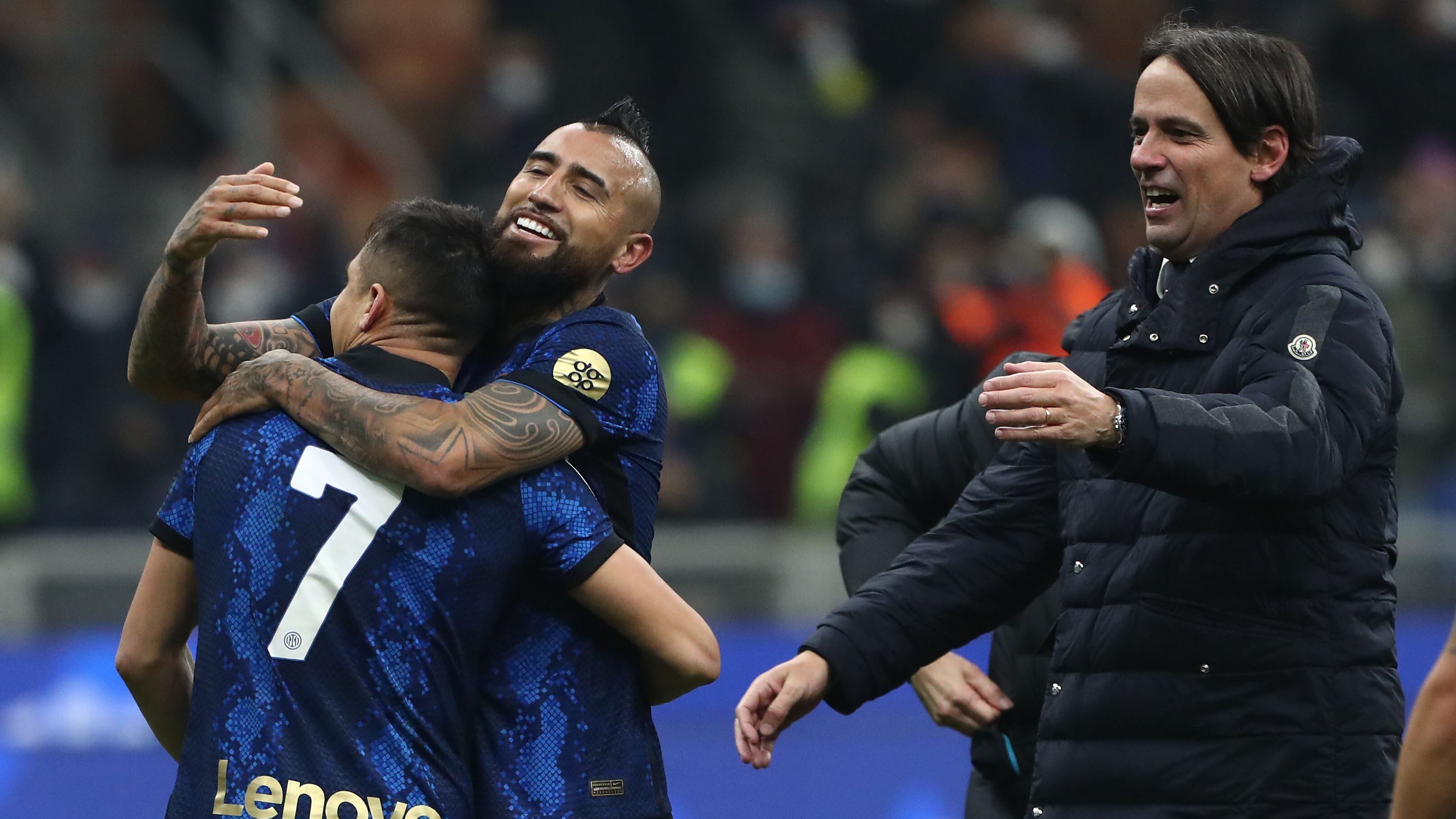MILAN, ITALY - JANUARY 12: Simone Inzaghi (R), Head Coach of Inter Milan celebrates their side's victory with Alexis Sanchez and Arturo Vidal after the italian SuperCup match between FC Internazionale and Juventus at Stadio Giuseppe Meazza on January 12, 2022 in Milan, Italy. (Photo by Marco Luzzani/Getty Images)