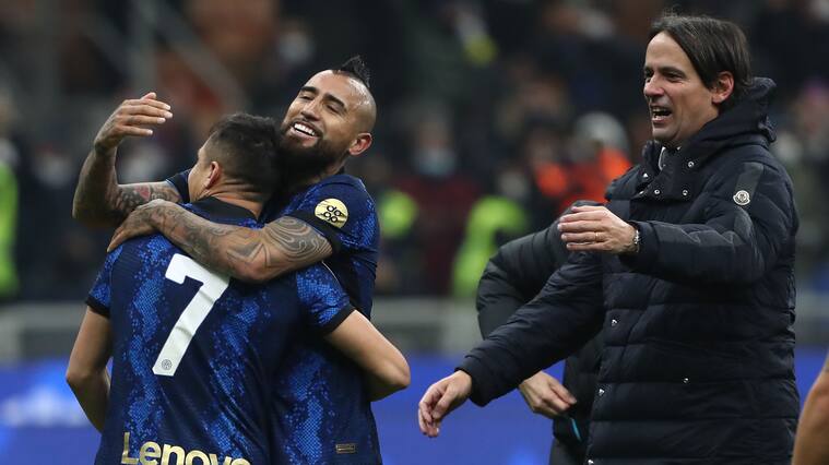 MILAN, ITALY - JANUARY 12: Simone Inzaghi (R), Head Coach of Inter Milan celebrates their side's victory with Alexis Sanchez and Arturo Vidal after the italian SuperCup match between FC Internazionale and Juventus at Stadio Giuseppe Meazza on January 12, 2022 in Milan, Italy. (Photo by Marco Luzzani/Getty Images)