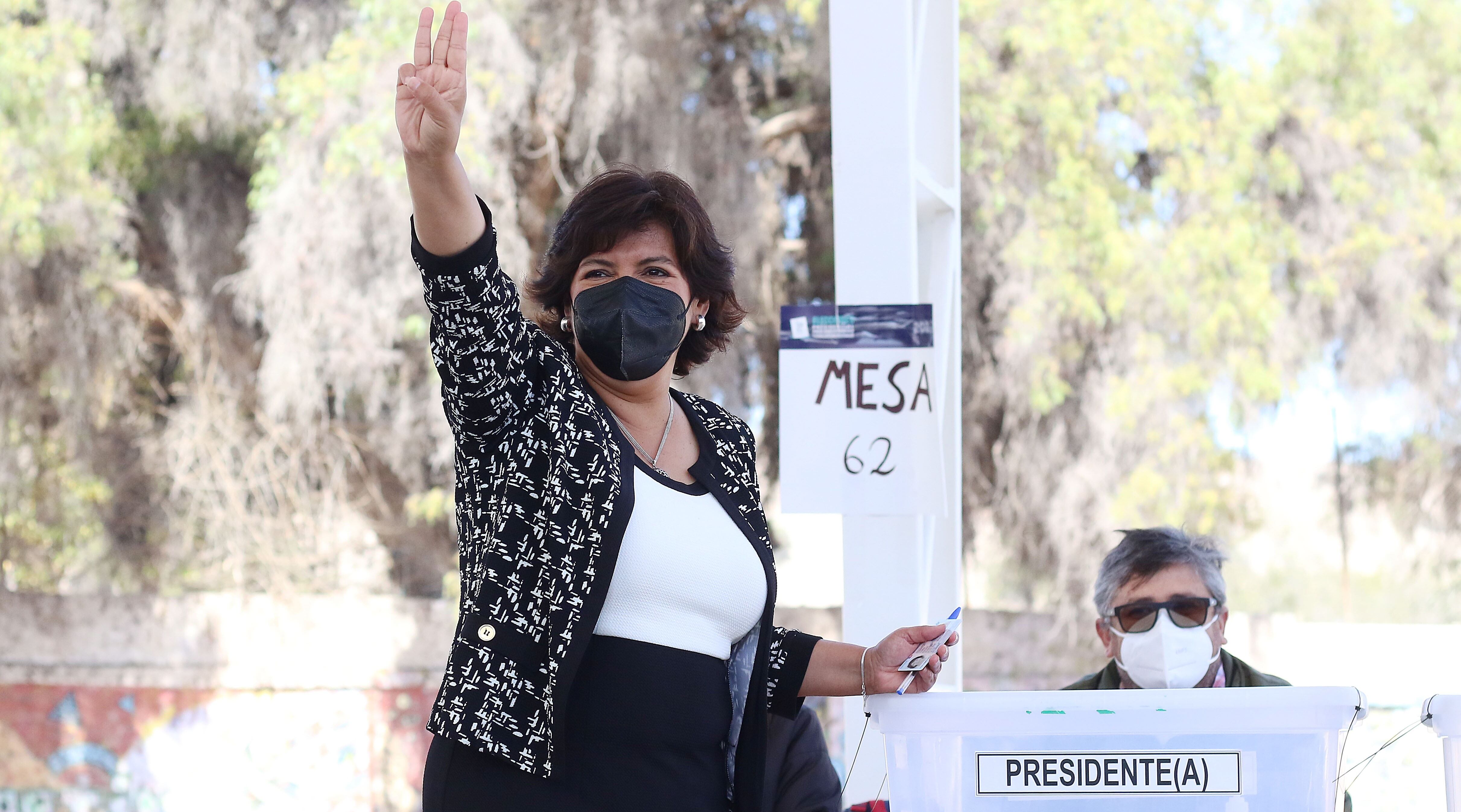 Así fue la llegada de Yasna Provoste a votar en Vallenar: Muy tranquila en este proceso | Agencia Uno
