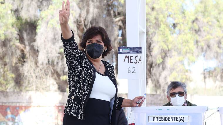 Así fue la llegada de Yasna Provoste a votar en Vallenar: Muy tranquila en este proceso | Agencia Uno