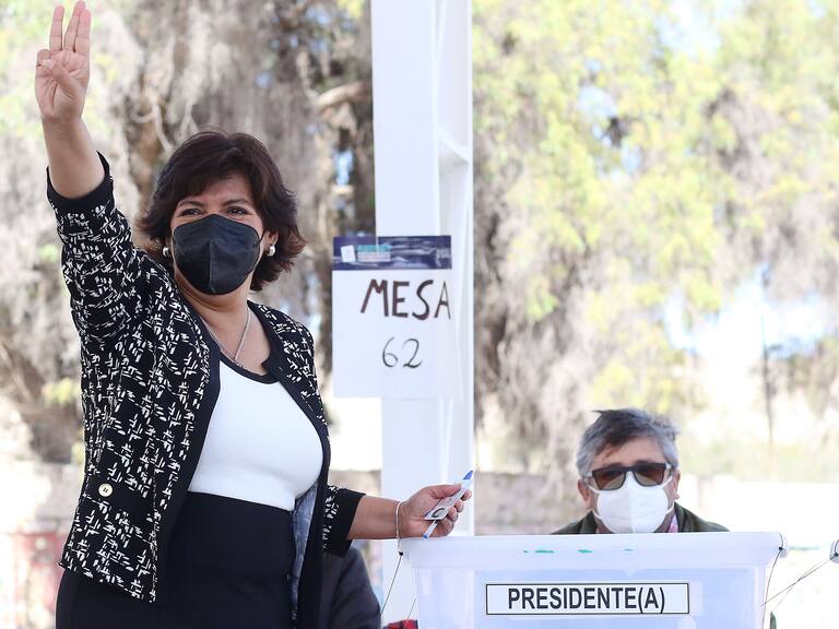Así fue la llegada de Yasna Provoste a votar en Vallenar: Muy tranquila en este proceso | Agencia Uno