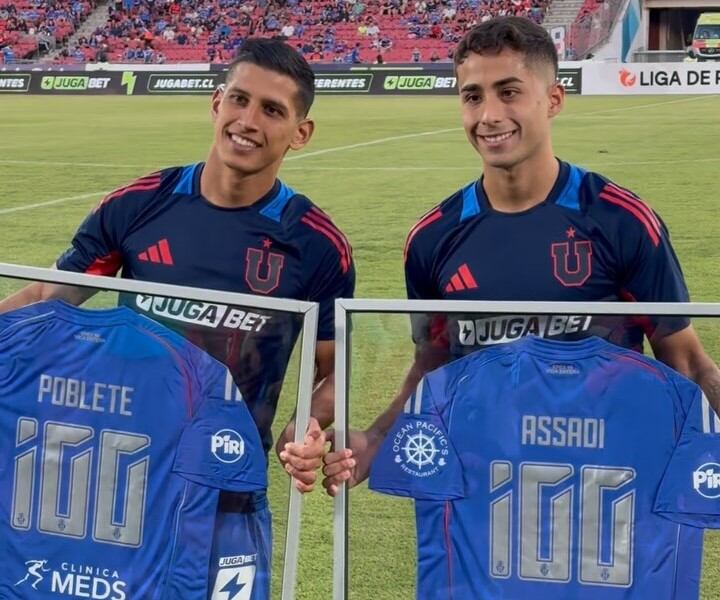 Israel Poblete y Lucas Assadi fueron homenajeados por la U tras sus 100 partidos | IG: Universidad de Chile