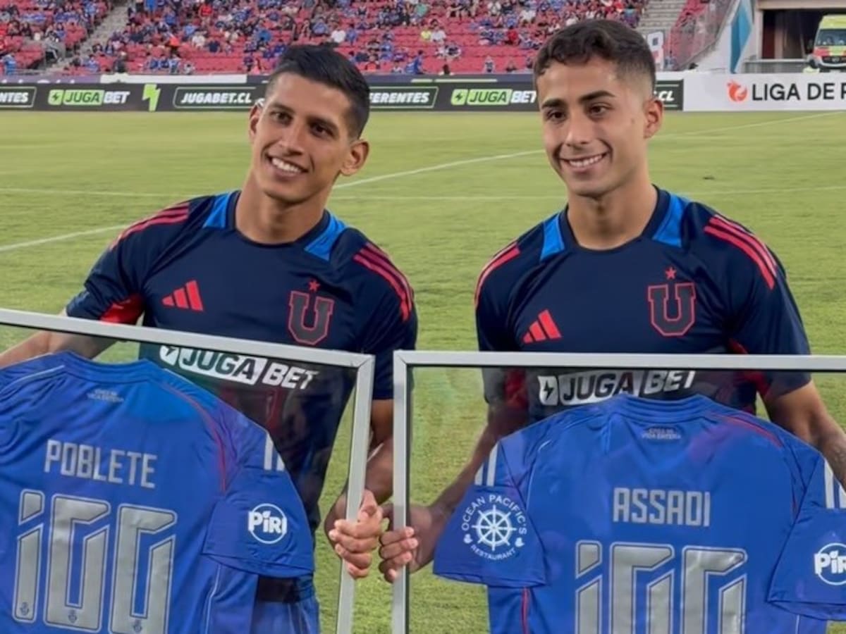 ¡Aplaudidos por todos! Israel Poblete y Lucas Assadi fueron homenajeados por la U tras sus 100 partidos